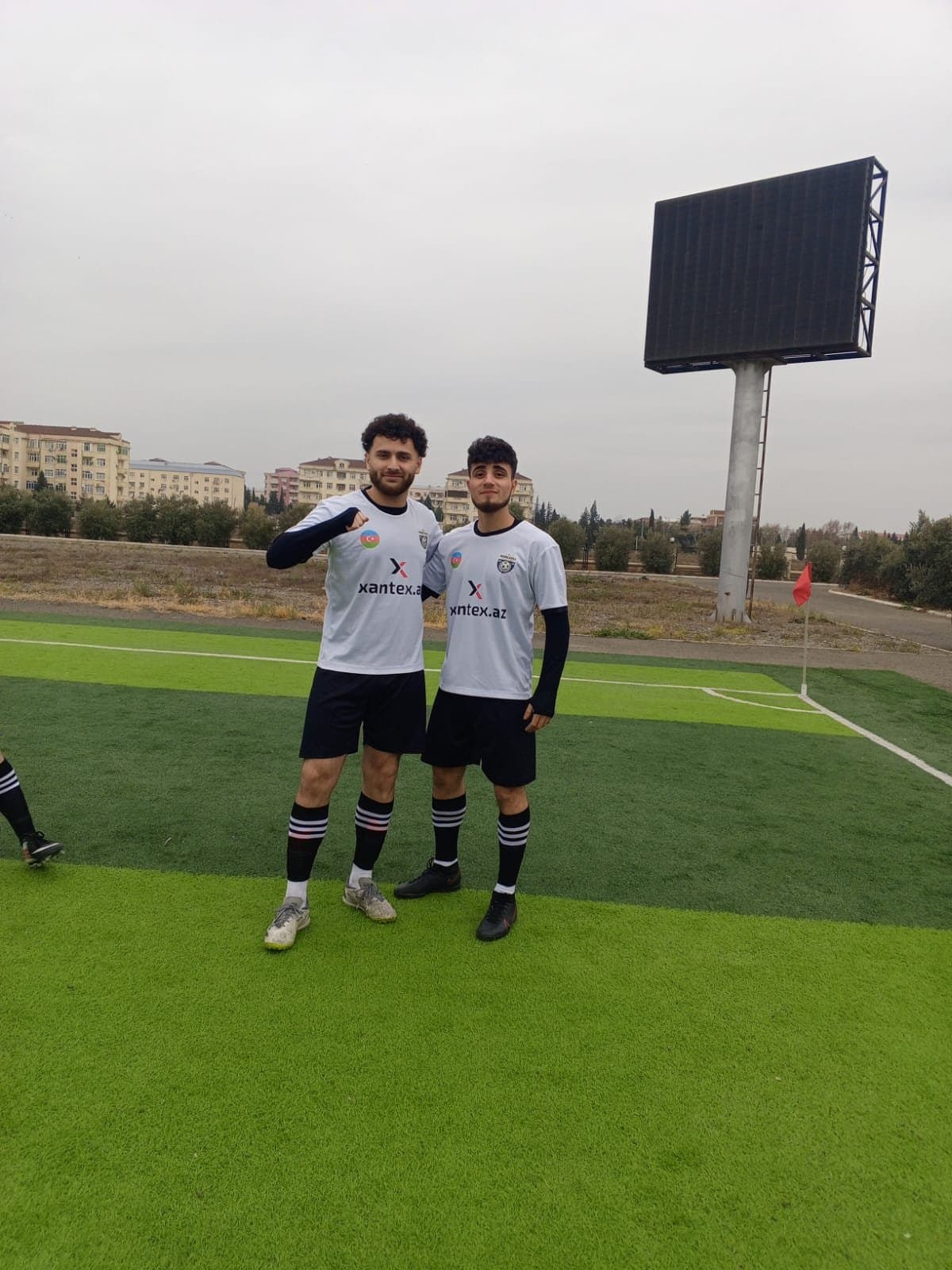 İki futbolçu künc bayrağının yanında