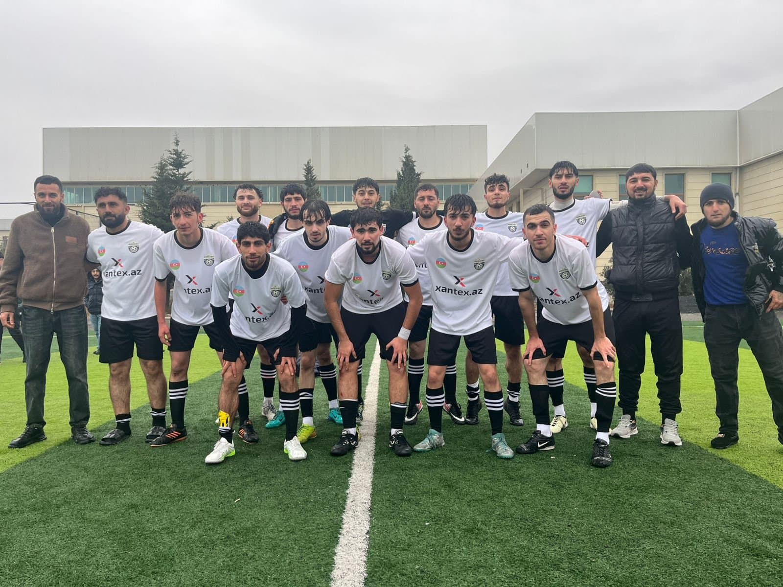 Mərcanlı FK heyəti süni örtüklü meydanda birgə şəkildə