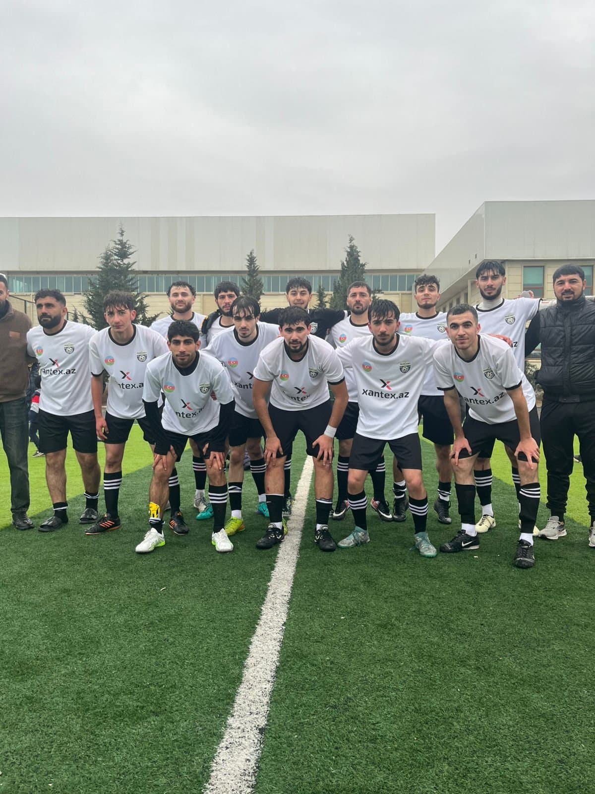 Heyət oyundan əvvəl sıraya düzülüb